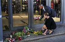 Danimarka Başbanakı Mette Frederiksen ve Adalet Bakanı Mattias Tesfaye ile olay yerine giderek kurbanların anısına çiçek bıraktı