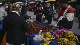 Καταναλωτές μπροστά σε πάγκο σε ανοιχτή αγορά στην Άγκυρα
