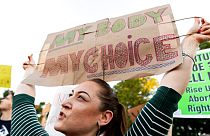 Abortuszpárti tüntető 2022 június 24-én Washingtonban