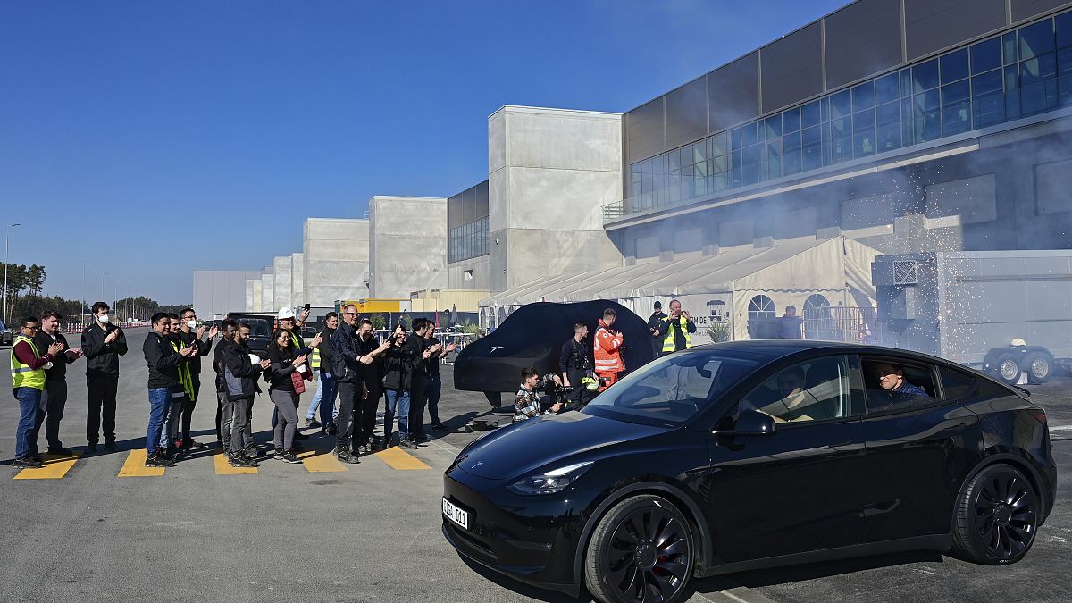 Almanya'daki Tesla Y ve 3 modeleri yazılım hatası yüzünden geri çağırılıyor