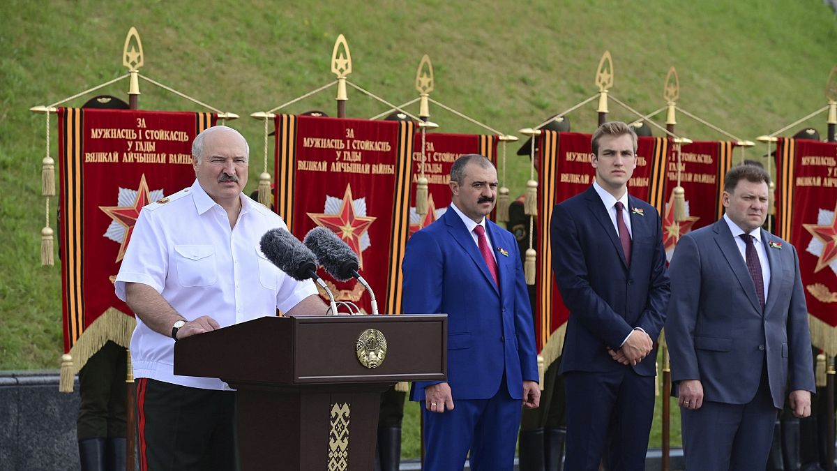 Aljakszandr Lukasenka beszédet mond Minszkben július 3-án, a Belarusz Függetlenség Napján