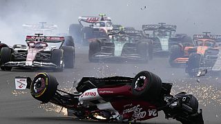 Horror-Crash des Alfa Romeo von Guanyu Zhou in Silverstone