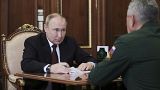 الرئيس الروسي فلاديمير بوتين منصتاً إلى وزير الدفاع سيرغي شويغو 