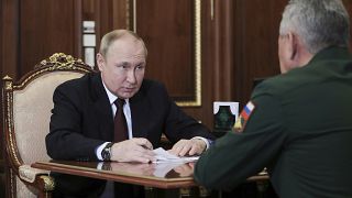 Le président russe Vladimir Poutine s'entretenant avec son ministre de la Défense au Kremlin à Moscou, lundi 4 juillet 2022.