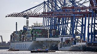 Carichi di container nel porto di Amburgo