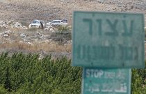 مركبات عسكرية إسرائيلية تسير على الحدود مع لبنان بالقرب من بلدة أفيفيم الإسرائيلية.