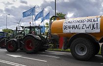 Ein Plakat auf einem Traktoren mit der Aufschrift "Bedrohung durch eine Hungersnot, Den Haag bleibt stumm"