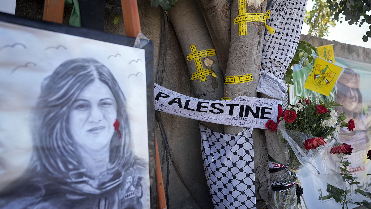 İsrail askerlerince öldürülen Filistinli gazeteci Şirin Ebu Akile'nin posteri