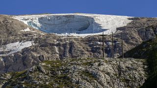 Die Eisplatte löste sich laut Angaben des Bergrettungsdienstes in der Nähe von Punta Rocca, entlang der Aufstiegsroute zum Marmolada-Gipfel.