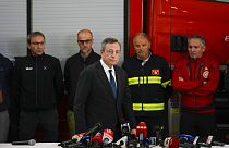 El primer ministro italiano, Mario Daghi, tras visitar la zona de la tragedia