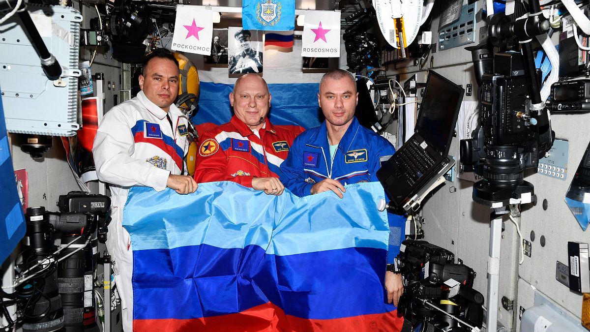 Orosz űrhajósok a luhanszki szakadárok zászlajával pózolnak a Nemzetközi Űrállomáson (ISS)