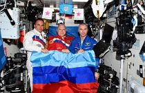 Orosz űrhajósok a luhanszki szakadárok zászlajával pózolnak a Nemzetközi Űrállomáson (ISS)