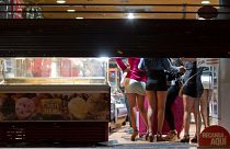 Madrid'de polisten kaçan seks işçileri, bir mağazada saklanmaya çalışıyor
