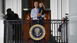 Joe Biden con su nieto Beau Biden en brazos durante la celebración del 4 de julio en la Casa Blanca, Washington, EEUU  4/7/2022
