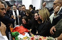Trauer um die Journalistin am 13. Mai in Ramallah vor dem Al-Dschasira-Büro