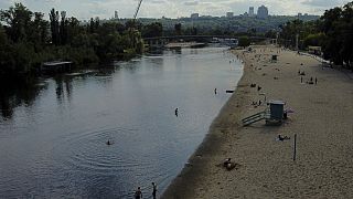 Ein Stadtstrand am Dnjepr in Kiew am 9. Juni 2022
