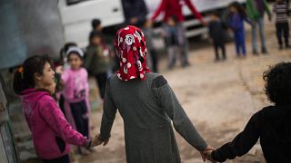 أطفال سوريون في مخيم طيبة للاجئين للنازحين يديره الهلال الأحمر التركي في سرمدا شمال إدلب - سوريا. 2021/11/25