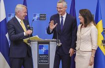 Le secrétaire général de l'OTAN entouré du ministre finlandais (à gauche et de la ministre suédoise (à droite) des Affaries étrangères