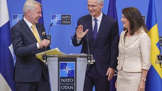 Le secrétaire général de l'OTAN entouré du ministre finlandais (à gauche et de la ministre suédoise (à droite) des Affaries étrangères