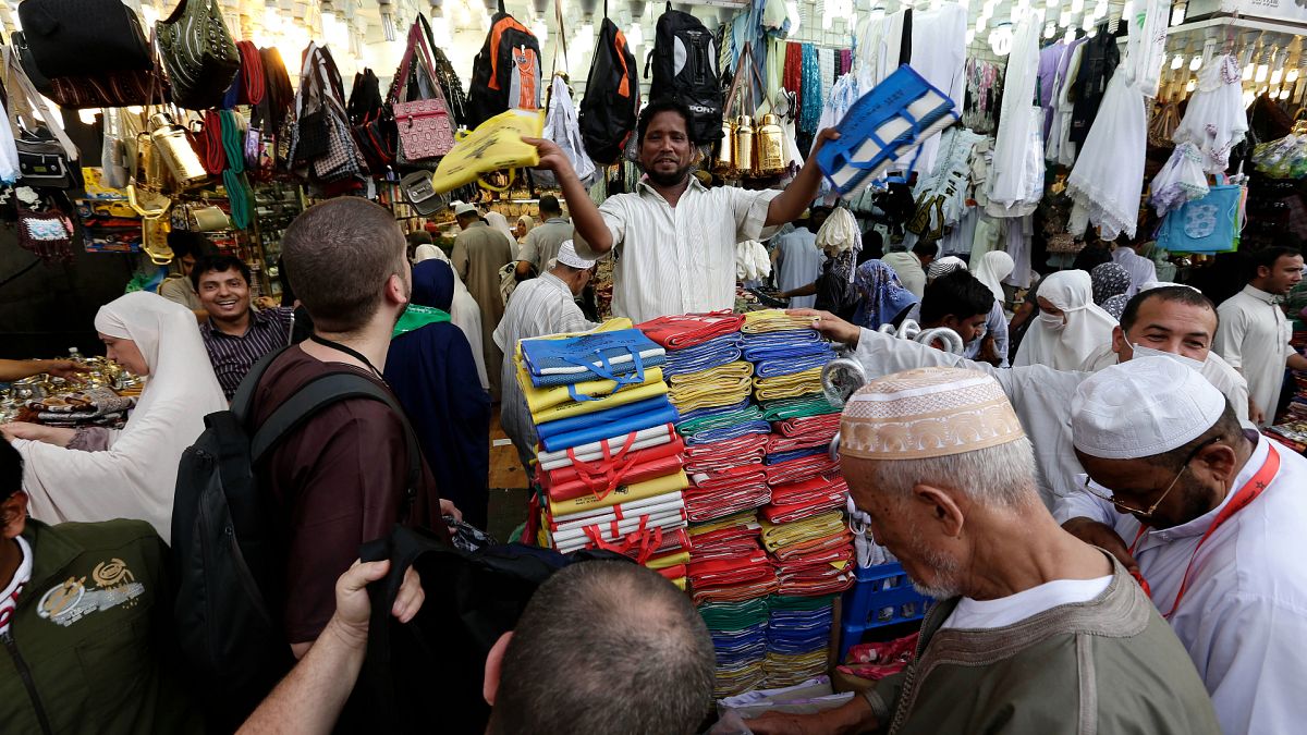 Hacı adayları, İslam dininin en kutsal mekanlarından Mescid-i Haram'a yakın noktadaki alışveriş merkezlerinden hediyelik eşya alırken (arşiv)