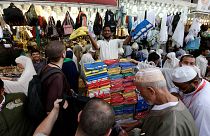 Hacı adayları, İslam dininin en kutsal mekanlarından Mescid-i Haram'a yakın noktadaki alışveriş merkezlerinden hediyelik eşya alırken (arşiv)