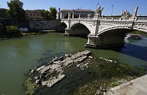 Der trockene Tiber legt in Rom Ruinen der Brücke von Nero frei - Flusspegel in viele Flüssen in Norditalien sind extrem niedrig.