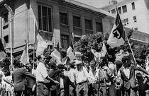 Des Algériens devant l'université d'Alger qui célèbrent le résultat du referendum qui ouvre la voie à l'indépendance de leur pays, 2 juillet 1962.