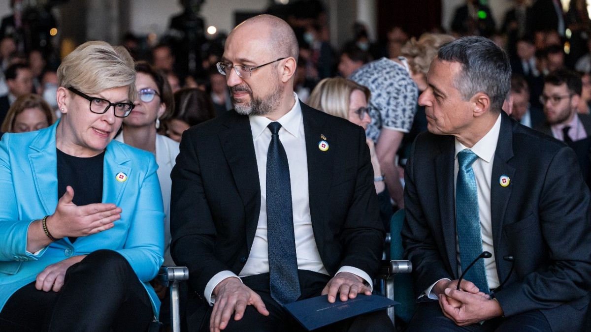 Le premier ministre ukrainien Denys Shmyhal (au centre de l'image) aux côtés de la Première ministre lituanienne Ingrida Simonyte à Lugano, en Suisse, mardi 5 juillet 2022.
