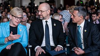 Le premier ministre ukrainien Denys Shmyhal (au centre de l'image) aux côtés de la Première ministre lituanienne Ingrida Simonyte à Lugano, en Suisse, mardi 5 juillet 2022.