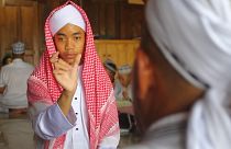 طفل إندونيسي يرتل القرآن بلغة الإشارة.
