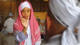 طفل إندونيسي يرتل القرآن بلغة الإشارة.