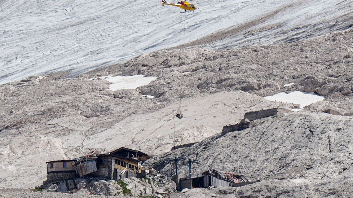 Un hélicoptère de sauvetage transportant du matériel sur le glacier de Punta Rocca dans les Alpes italiennes près du lieu du drame, mardi 5 juillet 2022.