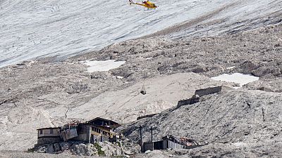 عمليات البحث في موقع الانهيار الجليدي في جبل مارمولادا بإيطاليا. 