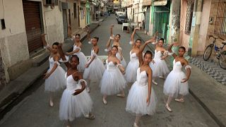 Alunas da Ballet Manguinhos no Rio de Janeiro