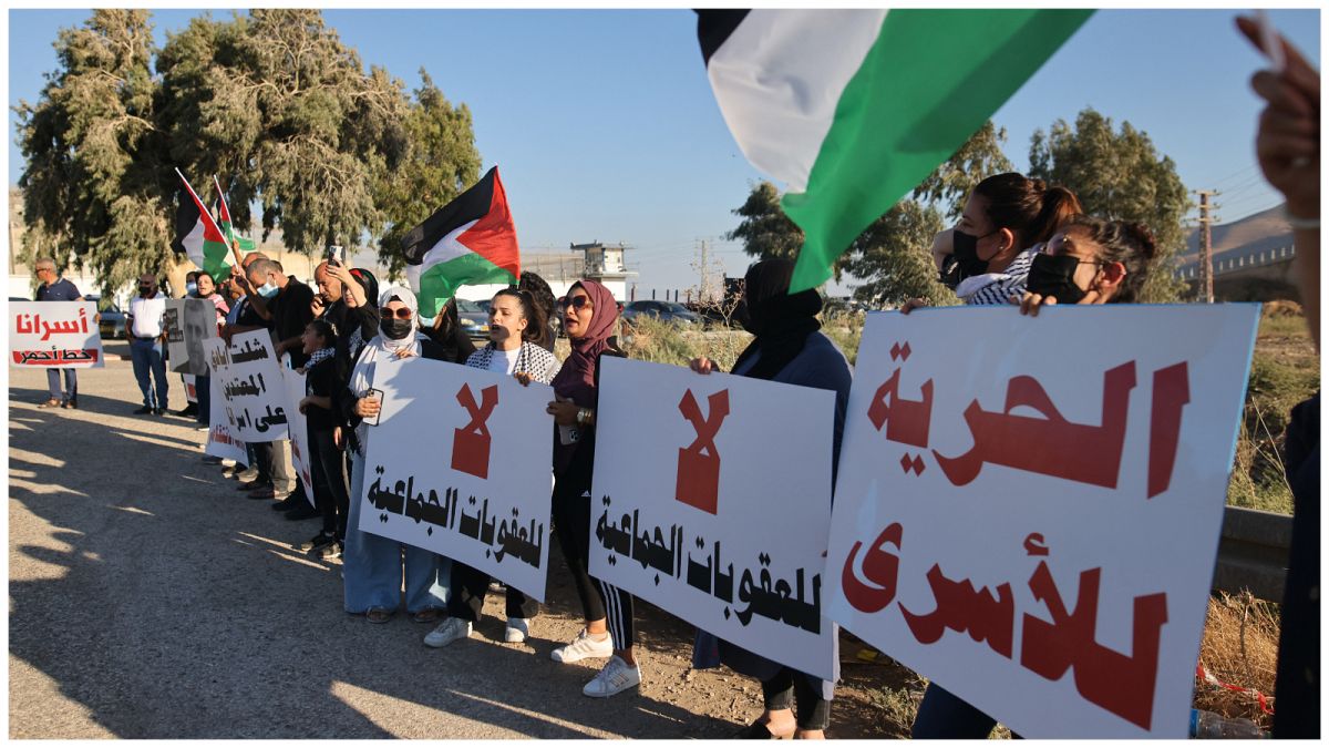 صورة من الارشيف-عرب إسرائيليون يتجمعون خارج سجن جلبوع في شمال إسرائيل في 18 سبتمبر 2021، للتعبير عن دعمهم للأسرى الفلسطينيين في السجون الإسرائيلية.