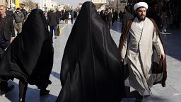 اغلاق ثلاثة مقاهٍ في إيران لاستقبالها نساء غير محجبات