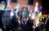 Tüntetők tartják magasba Daphne Caruana Galizia arcképét