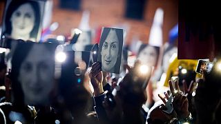 Tüntetők tartják magasba Daphne Caruana Galizia arcképét