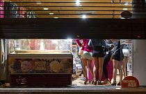 Prostituáltak rejtőzködnek a rendőrök elől a madridi Puerta del Sol téren található boltban