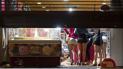 Prostituáltak rejtőzködnek a rendőrök elől a madridi Puerta del Sol téren található boltban