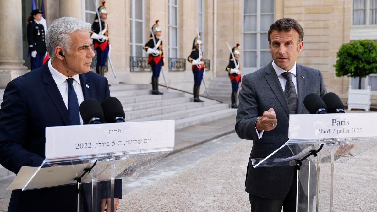 الرئيس الفرنسي إيمانويل ماكرون رفقة رئيس الوزراء الإسرائيلي الجديد يائير لبيد  في باريس.