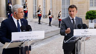 الرئيس الفرنسي إيمانويل ماكرون رفقة رئيس الوزراء الإسرائيلي الجديد يائير لبيد  في باريس.