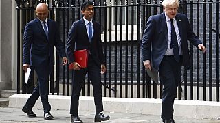 il premier Boris Johnson con i due ministri dimissionari Sunak e Javid