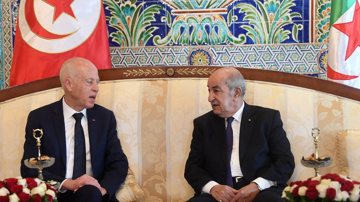 الرئيس الرئيس الجزائري عبد المجيد تبون رفقة الرئيس التونسي قيس سعيد.