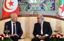الرئيس الرئيس الجزائري عبد المجيد تبون رفقة الرئيس التونسي قيس سعيد.