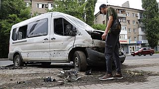 una macchina colpita da frammenti di un'esplosione nella regione di Donetsk