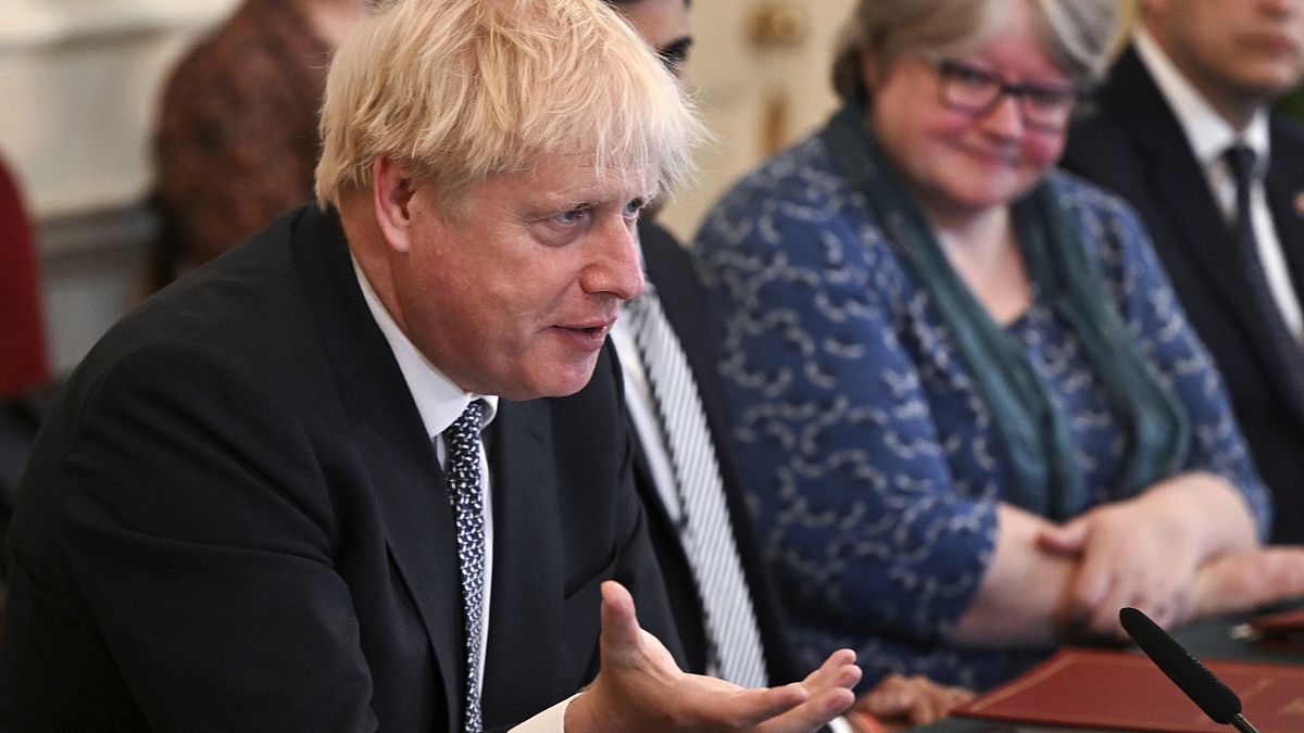El primer ministro británico, Boris Johnson, habla al inicio de una reunión del gabinete, Londres, el martes 5 de julio de 2022. 