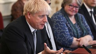 El primer ministro británico, Boris Johnson, habla al inicio de una reunión del gabinete, Londres, el martes 5 de julio de 2022.