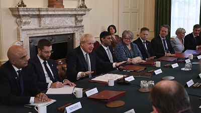 Boris Johnson bal oldalán Rishi Sunakkal a kép jobb szélén Sajid Javiddal egy kormányülésen