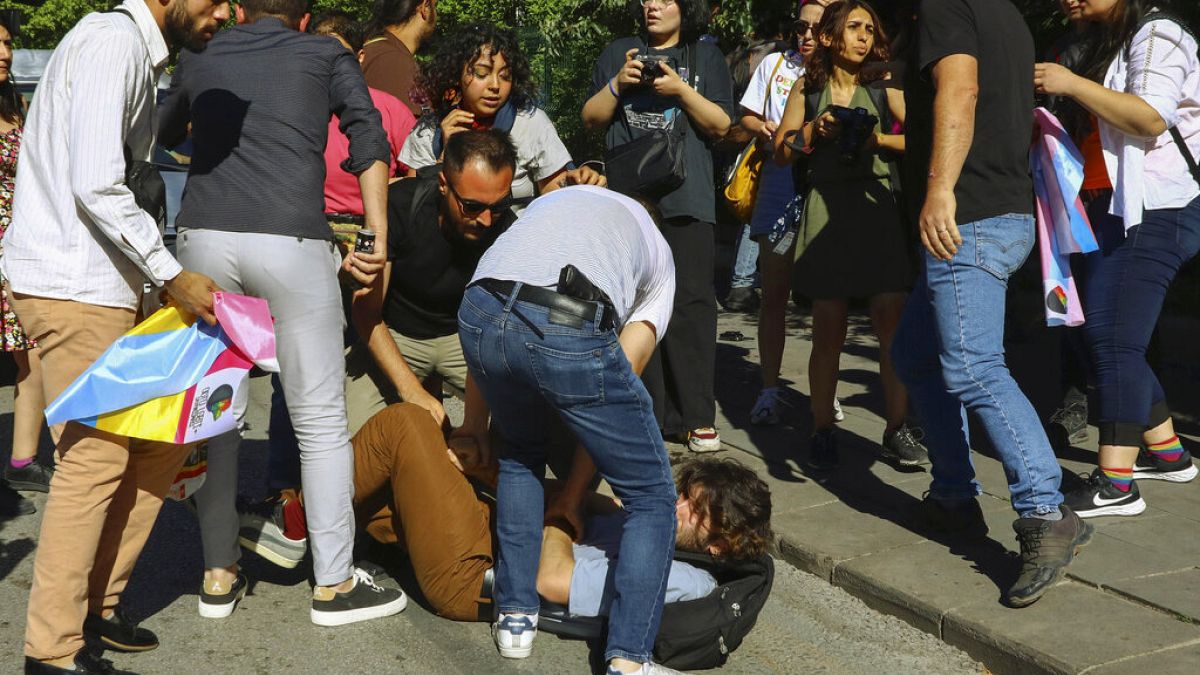 Турецкая полиция разогнала ЛГБТ-парад в Анкаре